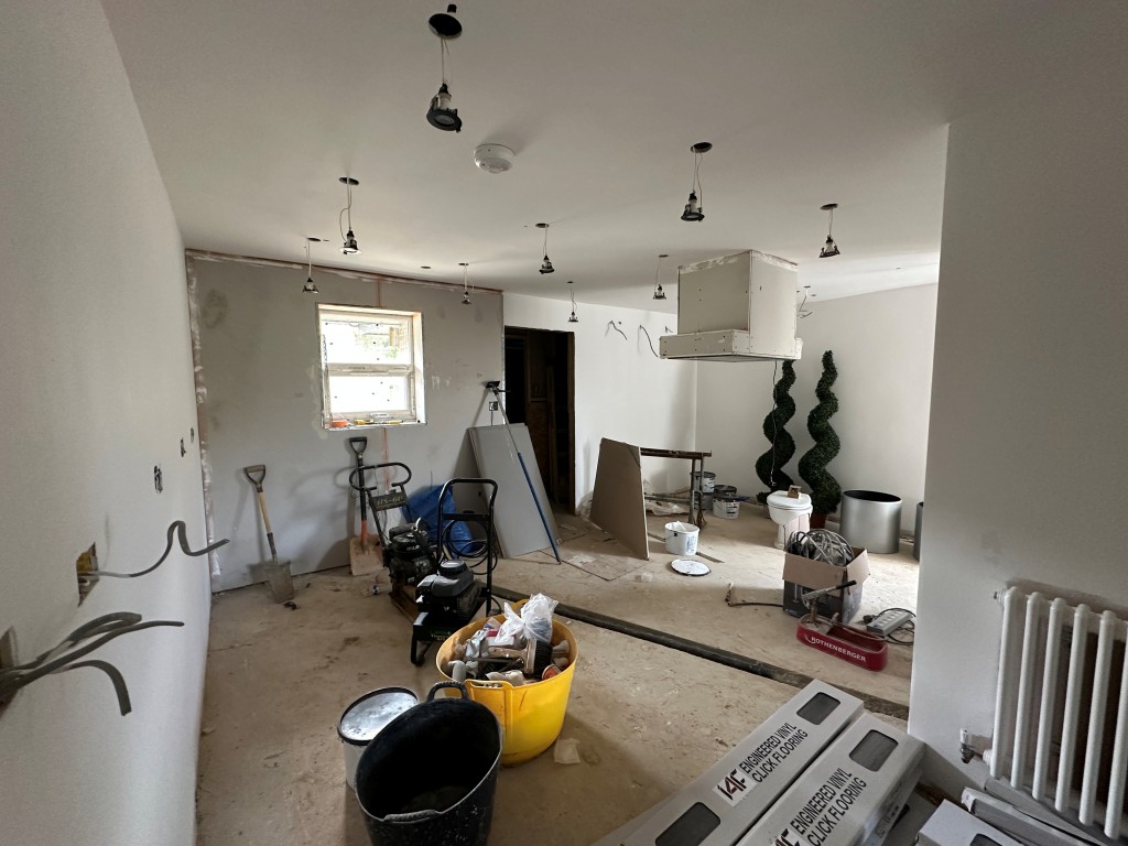 Lot: 127 - FOUR-BEDROOM DETACHED HOUSE IN NEED OF WORKS - Kitchen space